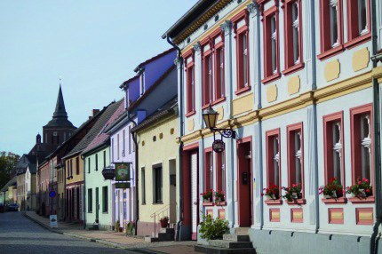 Bunte Häuserzeile in Lassan mit der Ackerbürgerei
