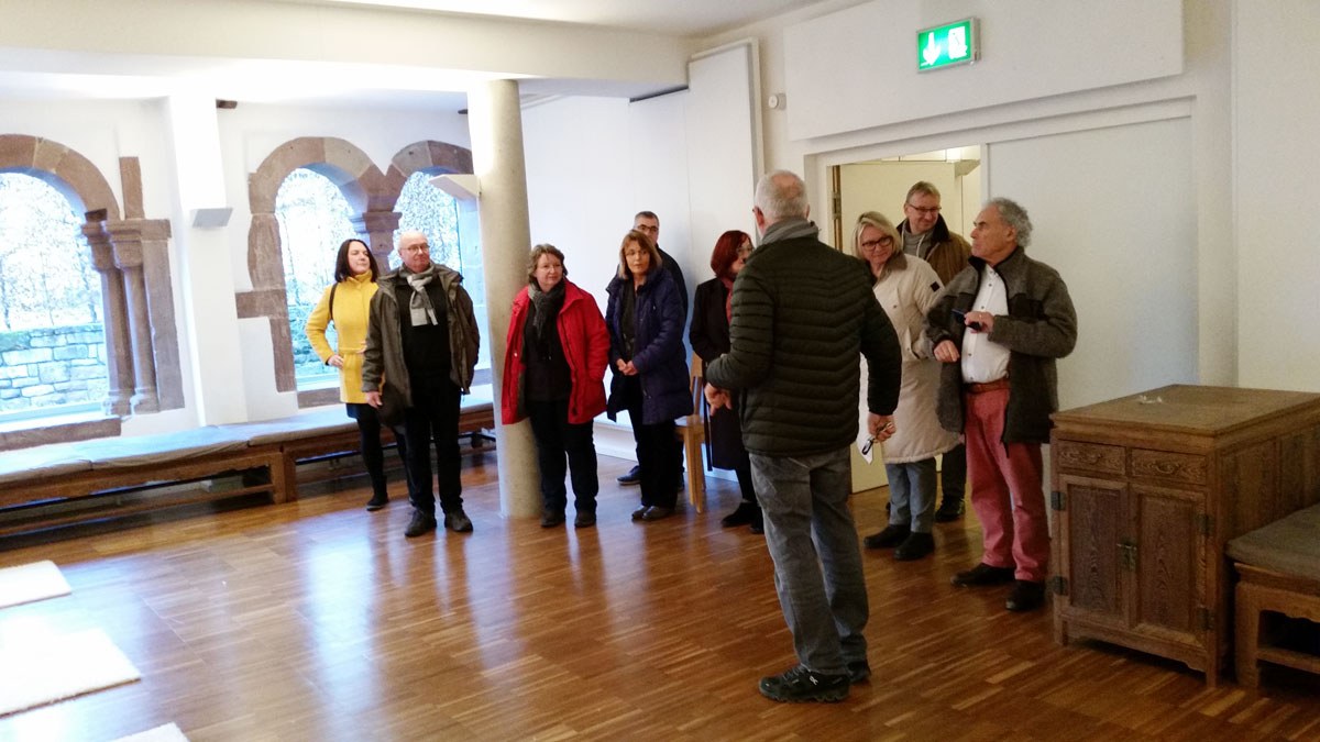 Gruppe des Netzwerks bei der Führung durch den Zendo