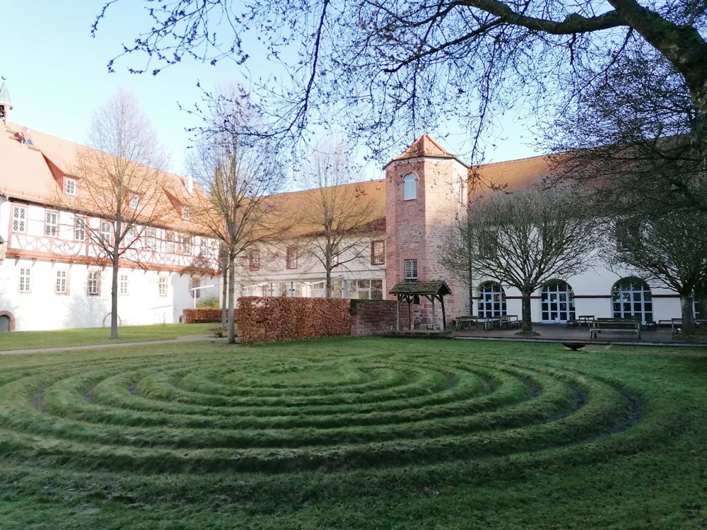 In den Rasen gemähte Spirale im Innenhof des Benediktushofs