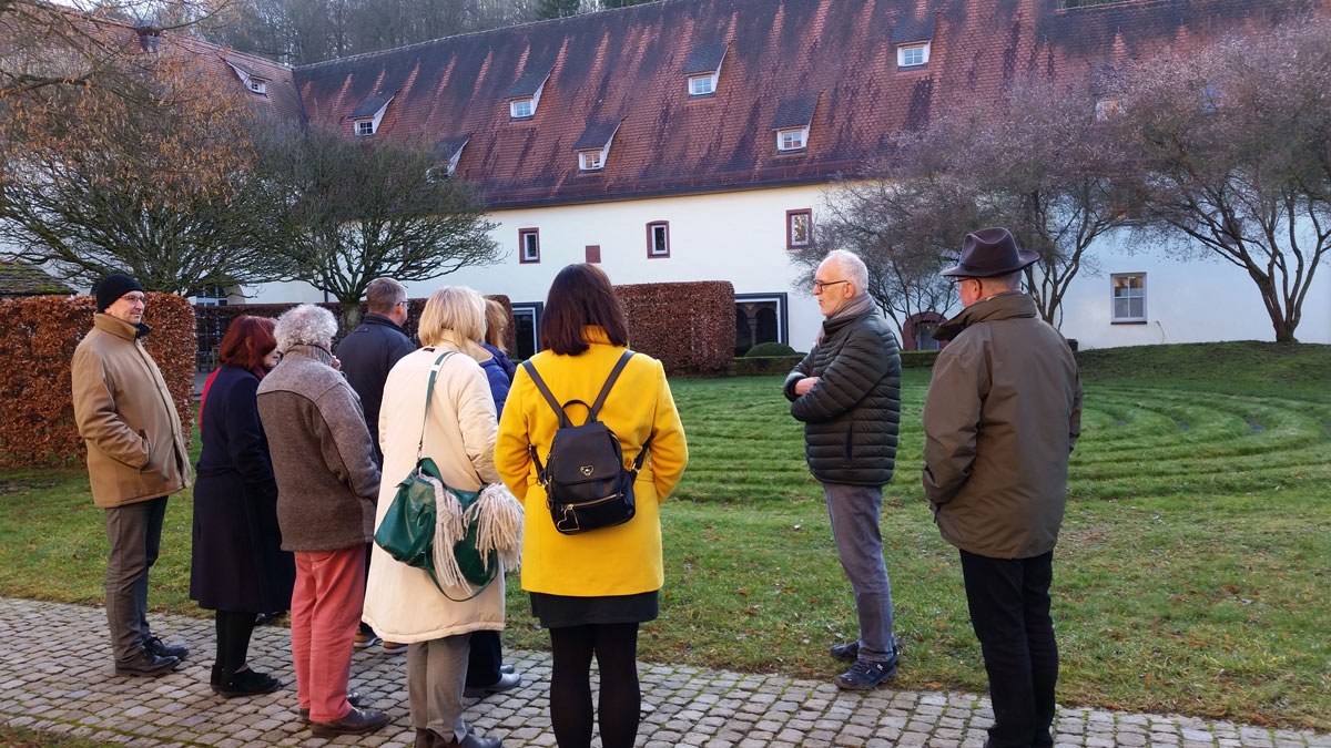 Gruppe des Netzwerks beim Rundgang im Innenhof des Benediktushofs