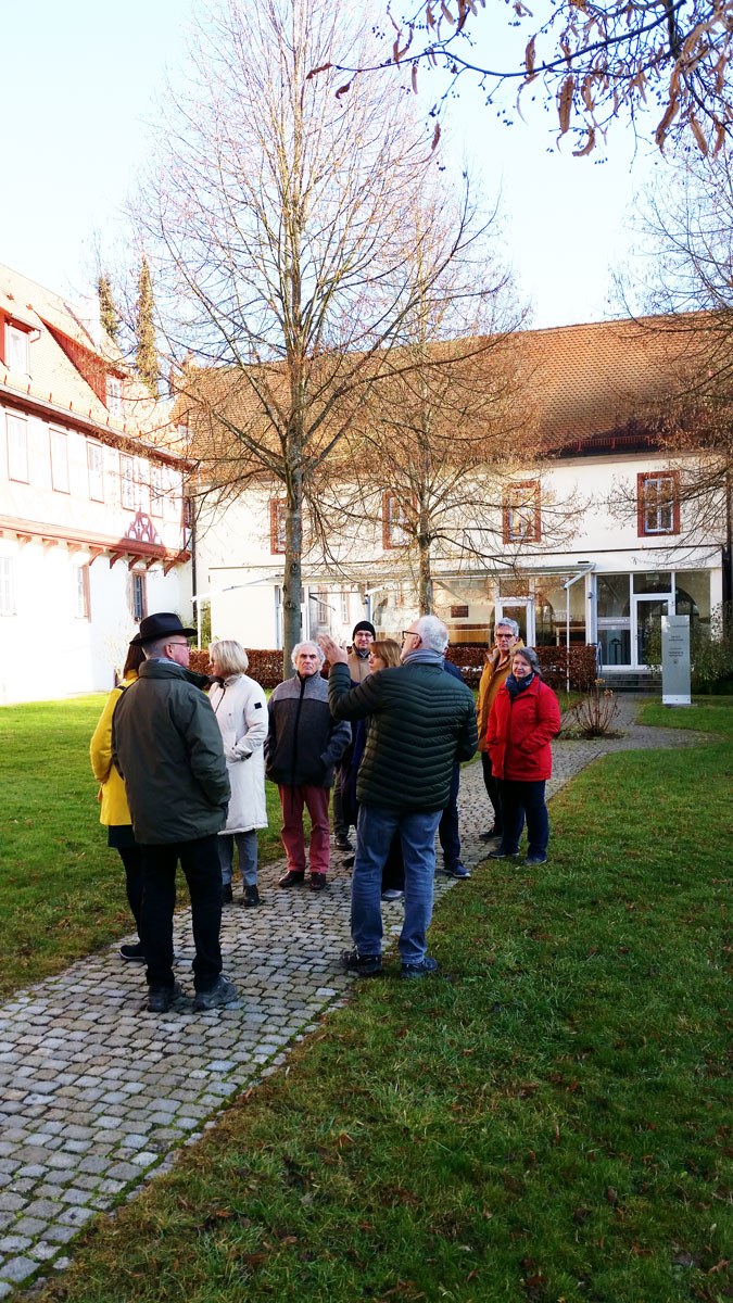 Teilnehmende beim Rundgang vor einem Gebäude des Benediktushofs