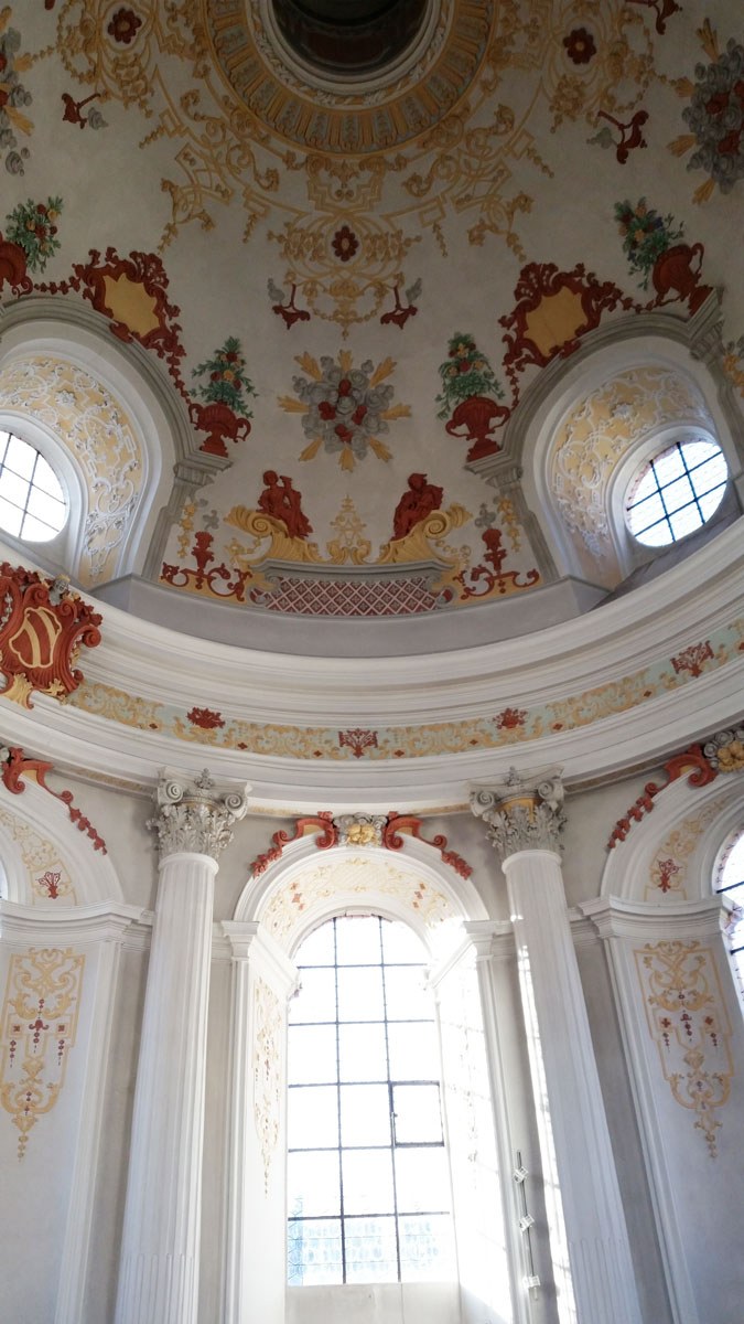 Blick in die Kuppel der barocken Rundkirche des Benediktushofs