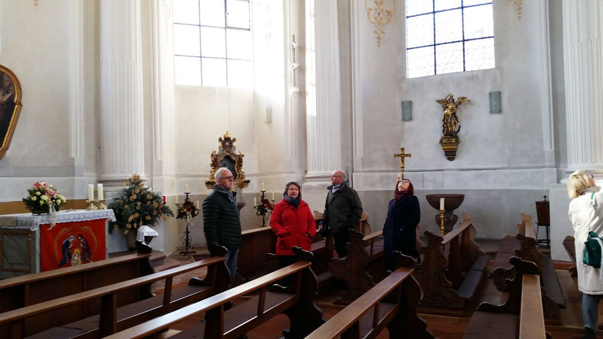 Gruppe des Netzwerks in der Rundkirche des Benediktushofs