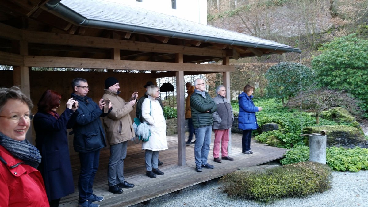 Gruppe des Netzwerks im Pavillon am Zen-Garten