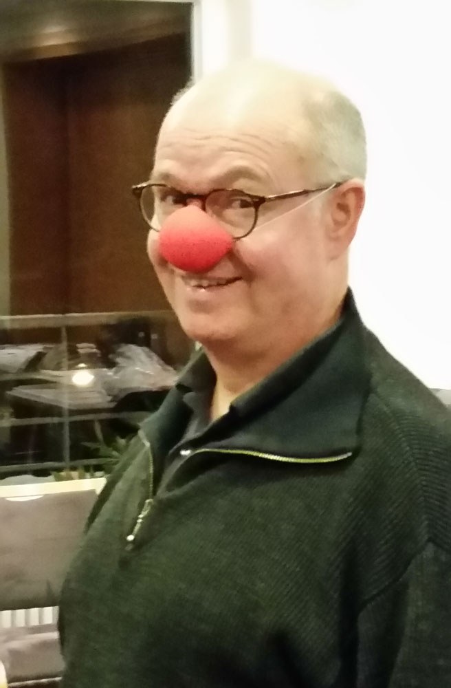 Teilnehmer mit roter Clownsnase lächelt
