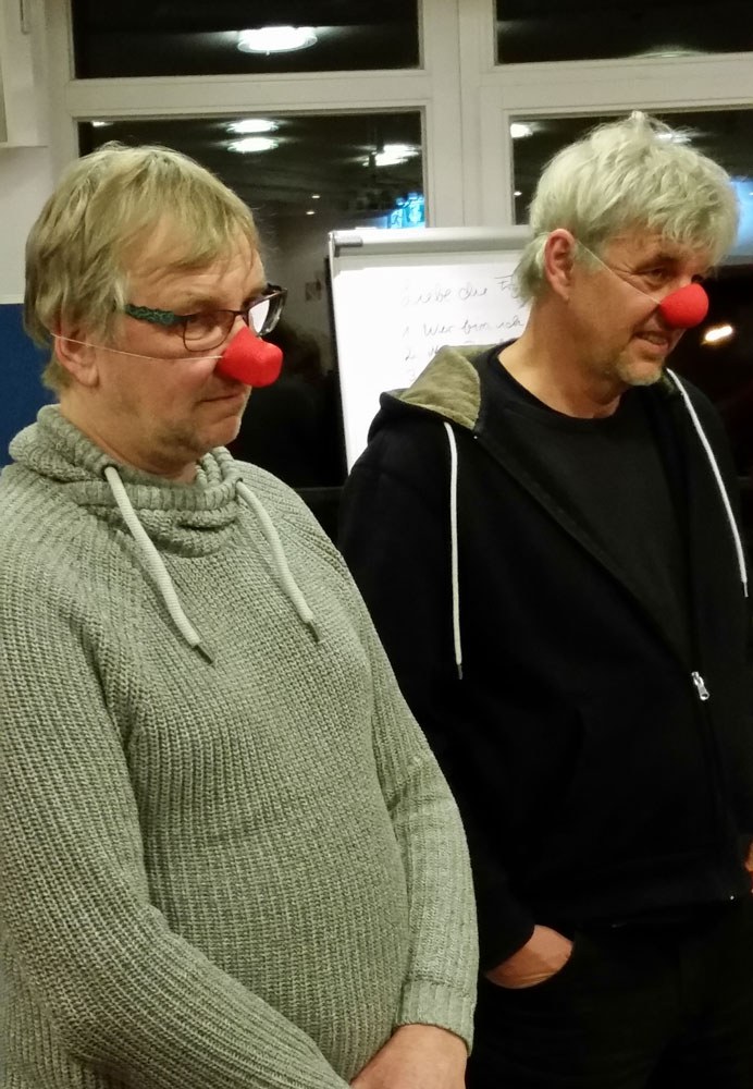 Zwei Teilnehmende mit roten Clownsnasen