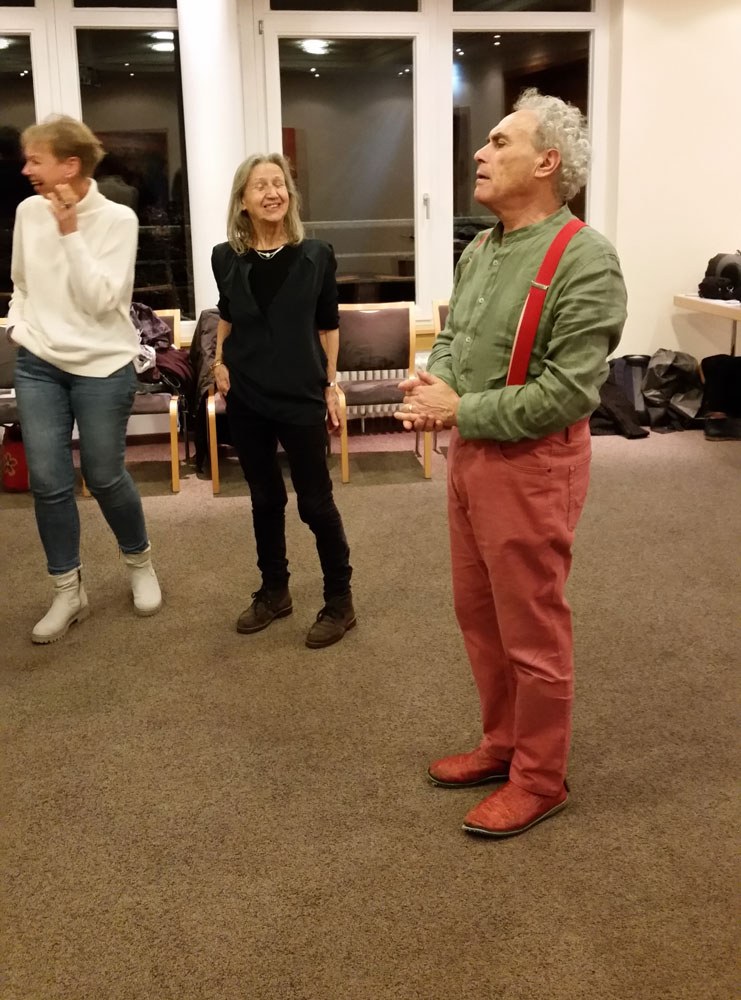David Gilmore als Clown im Seminarraum, zwei Teilnehmerinnen schauen zu