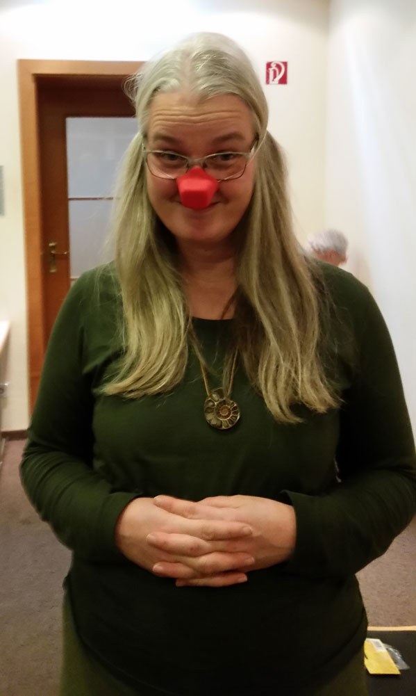 Teilnehmerin mit roter Clownsnase