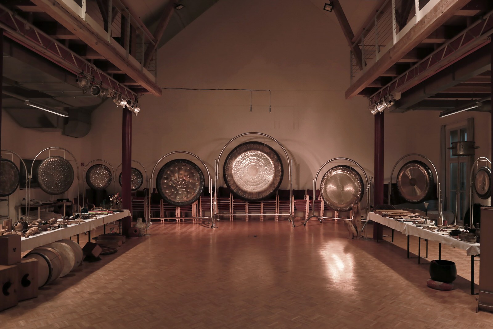 Große Halle des Klanghauses in Klein Jasedow mit vielen Gongs