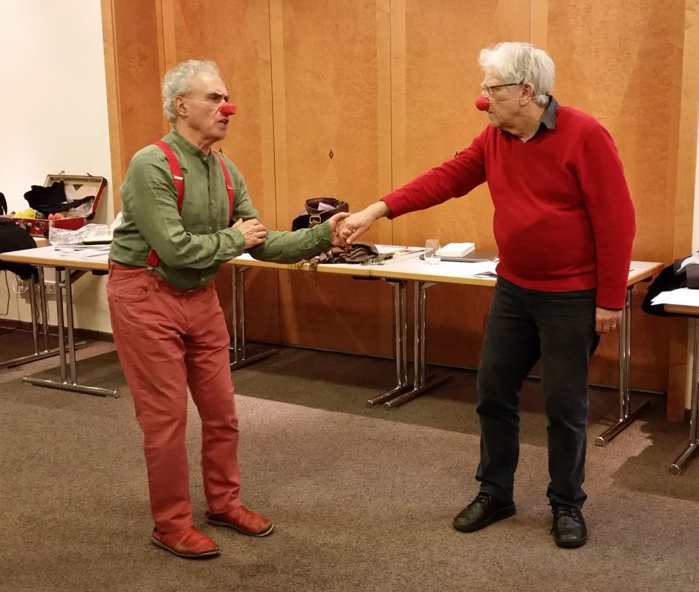 Zwei Männer mit roten Nasen beim Spiel „Das Leben und der Esel“