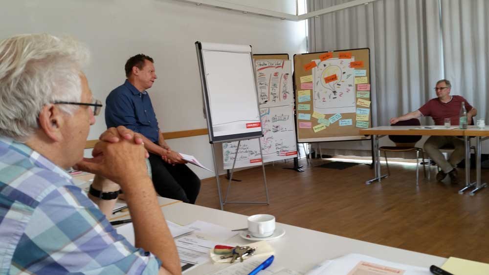 Textcoach Günther Frosch im Gespräch mit der Runde