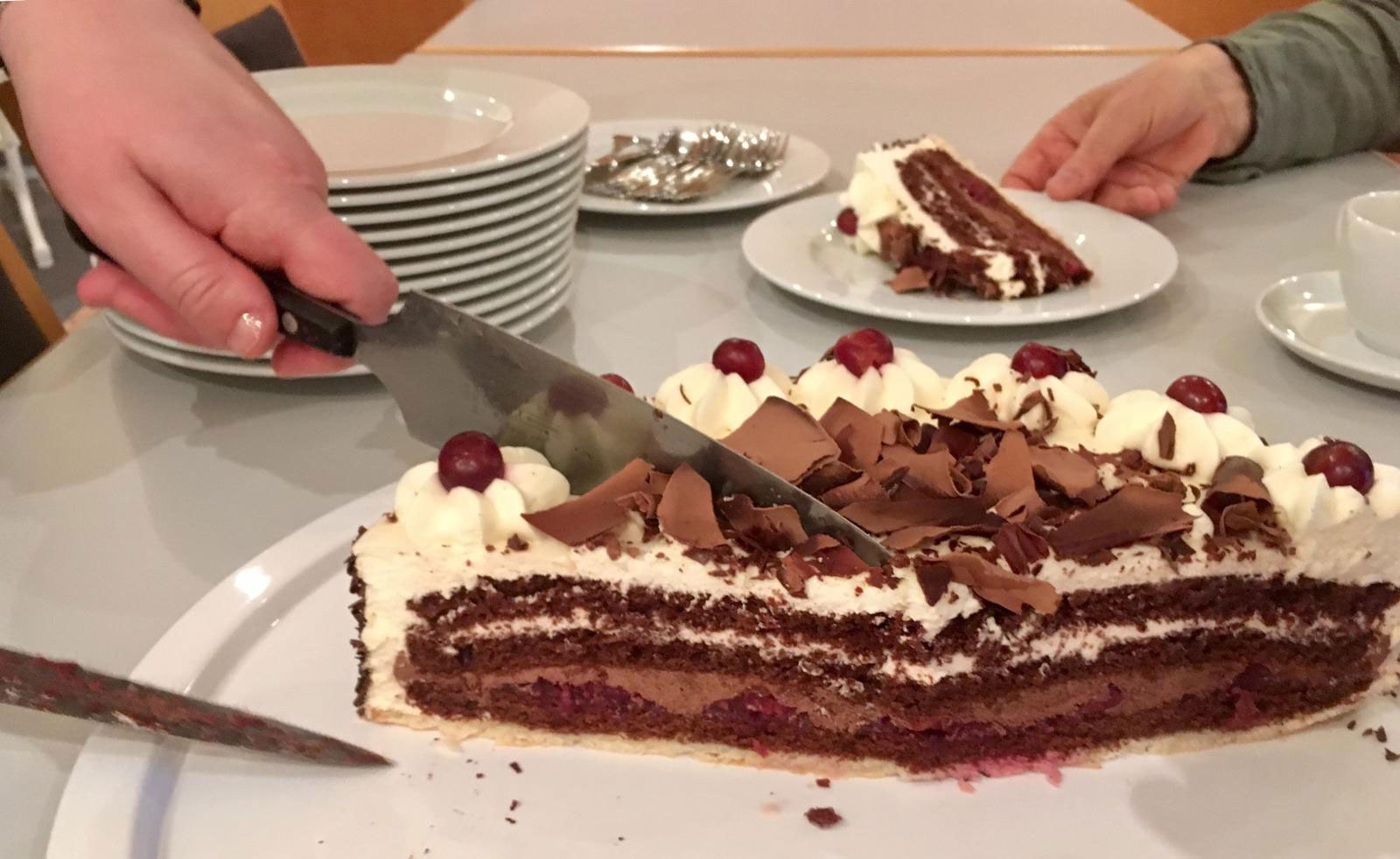 Schwarzwälder Kirschtorte wird angeschnitten