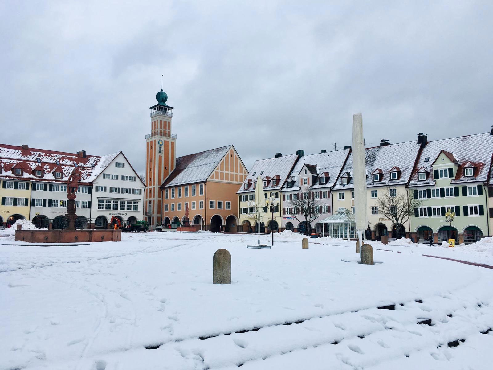 Verschneiter Marktplatz von Freudenstadt mit Rathausturm