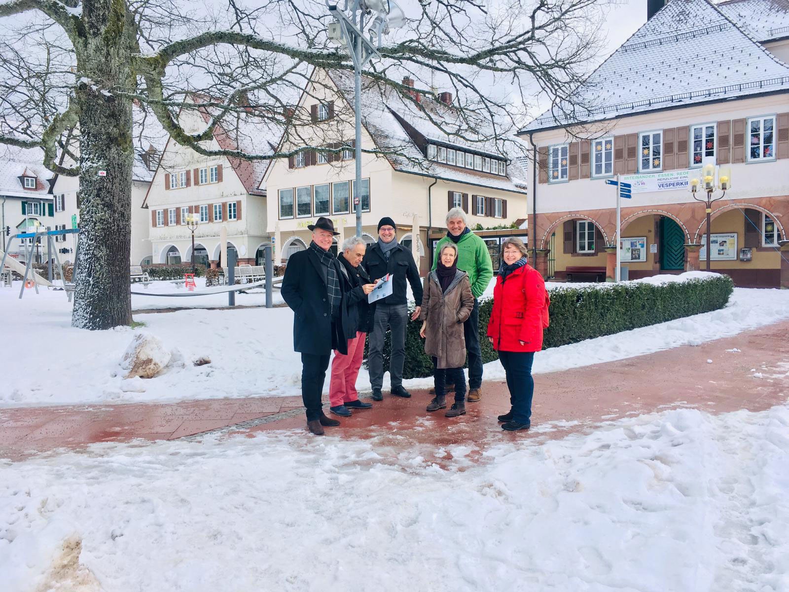 Gruppe des Netzwerks auf dem verschneiten Marktplatz in Freudenstadt