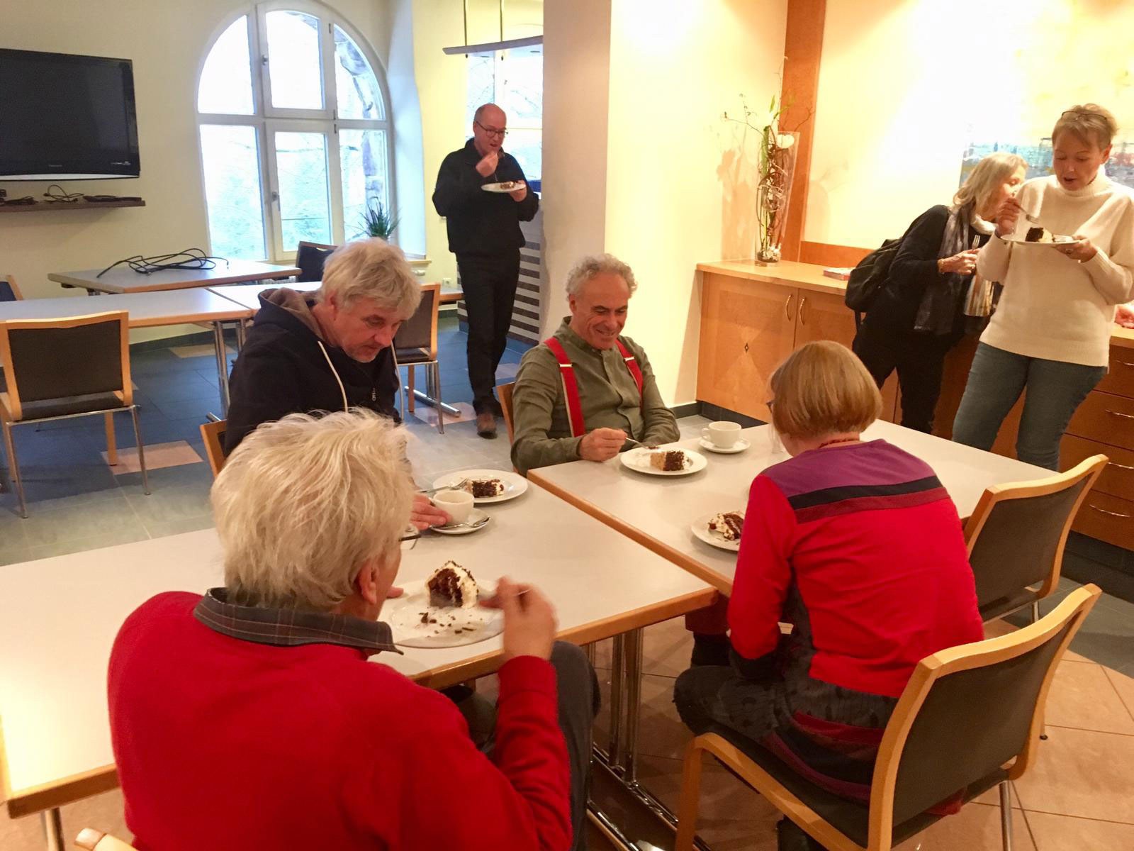 Teilnehmende bei Kaffee und Schwarzwälder Kirschtorte im Hotel Teuchelwald