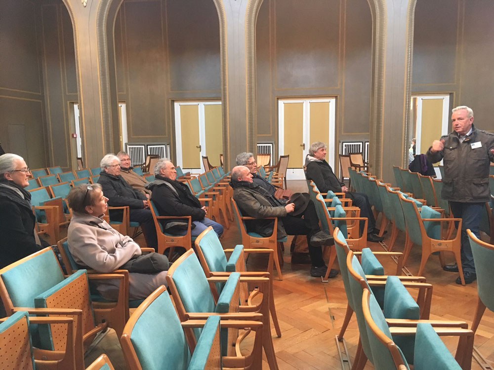 Teilnehmende sitzen in einem historischen Saal in Bad Kissingen