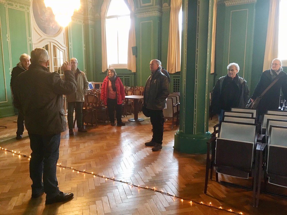 Führung durch einen Saal mit grünen Säulen in Bad Kissingen