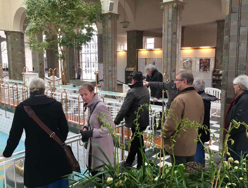 Gruppe in der Wandelhalle mit dem Heilwasser-Ausschank in Bad Kissingen