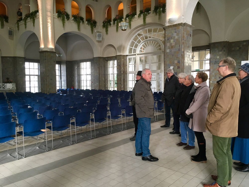 Gruppe bei der Stadtführung im Regentenbau von Bad Kissingen