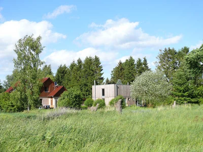 Blühende Wiese mit Bäumen und Häusern von Zeit für Auszeit in Kalkstein-Bugewitz