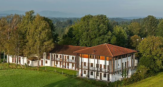 Gebäude in weiter Landschaft