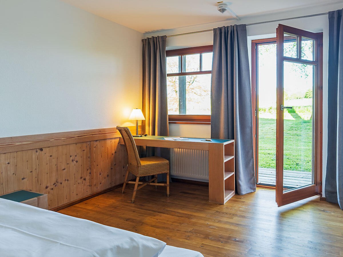ZImmereinrichtung Bett und Schreibtisch, Blick nach draußen